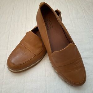Tan preppy leather loafers from Naturalizer #preppyshoes